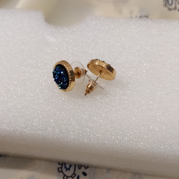 Sparkling Elegant Blue Crystal Gem Studs in Handmade Jewelry Box - Picture 3 of 8